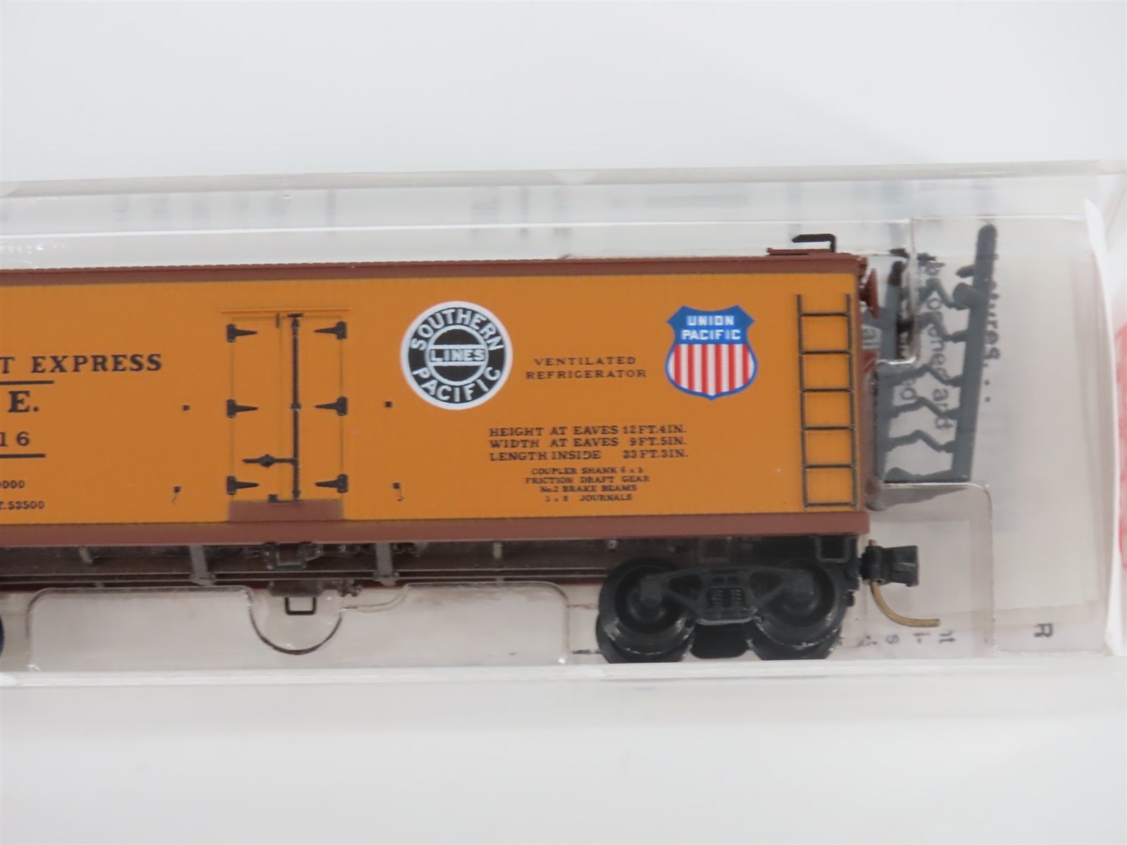 N Scale Micro-Trains MTL 47060 SP UP PFE Pacific Fruit Express 40' Reefer #19716