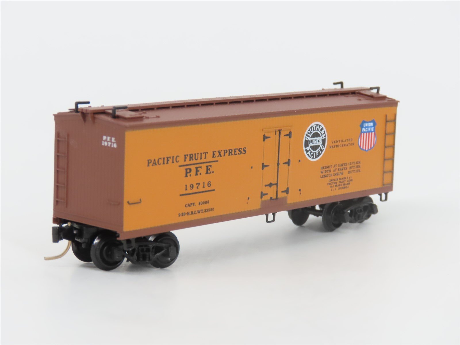 N Scale Micro-Trains MTL 47060 SP UP PFE Pacific Fruit Express 40' Reefer #19716