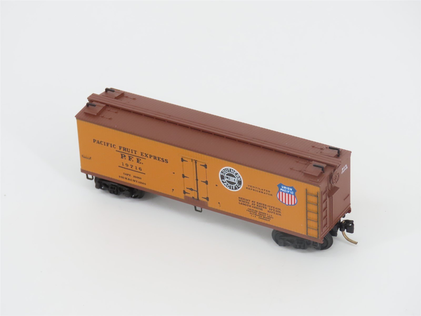 N Scale Micro-Trains MTL 47060 SP UP PFE Pacific Fruit Express 40' Reefer #19716