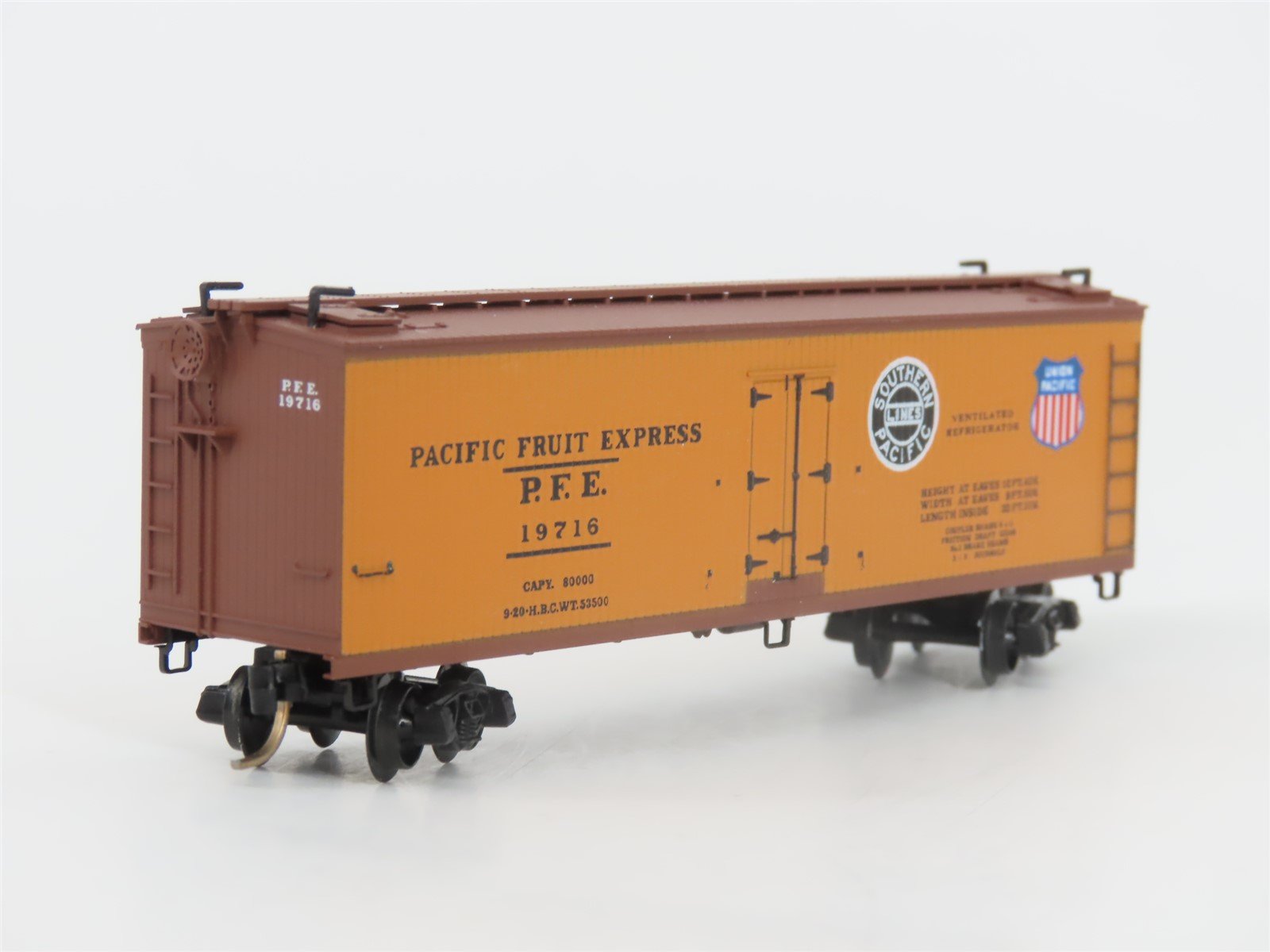 N Scale Micro-Trains MTL 47060 SP UP PFE Pacific Fruit Express 40' Reefer #19716