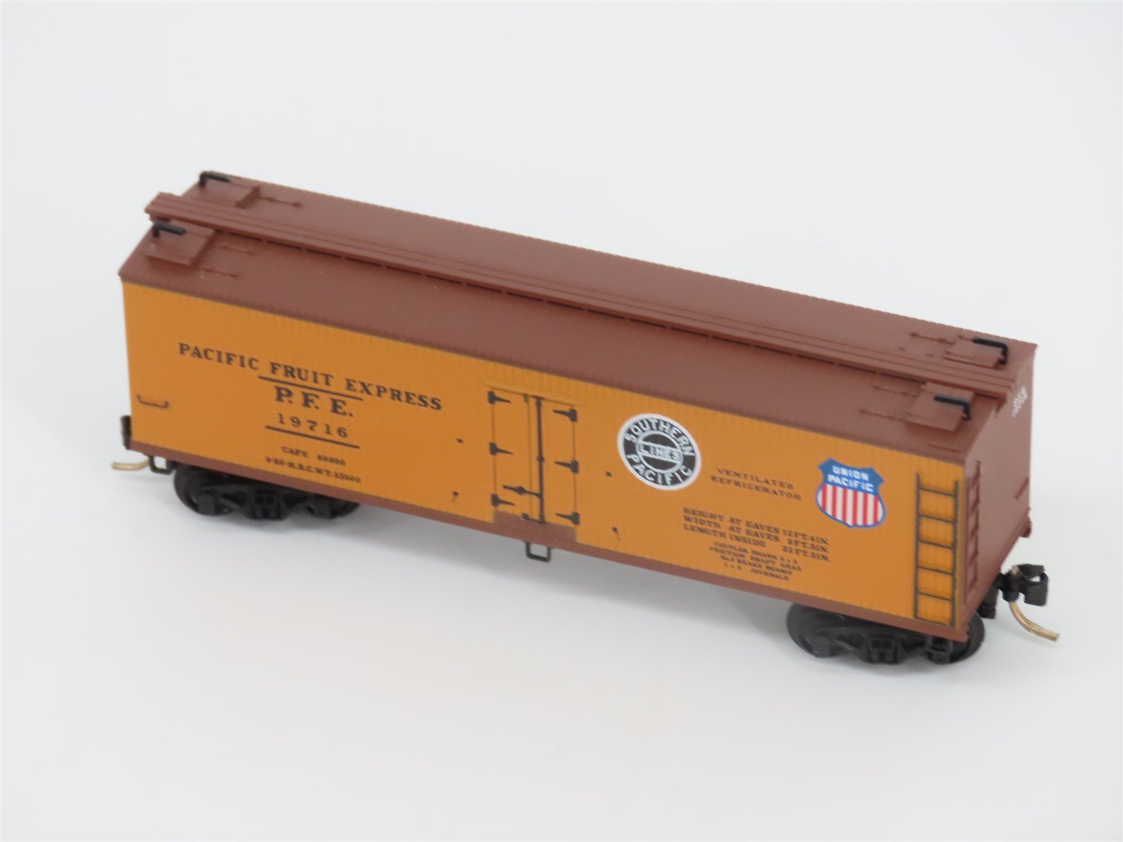 N Scale Micro-Trains MTL 47060 SP UP PFE Pacific Fruit Express 40' Reefer #19716