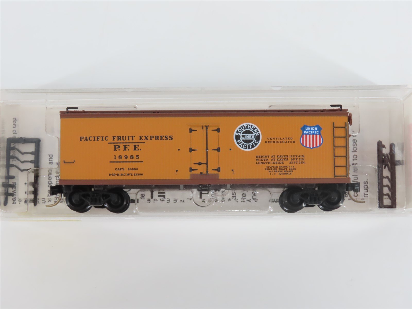 N Scale Micro-Trains MTL 47060 PFE Pacific Fruit Express 40' Reefer #18985