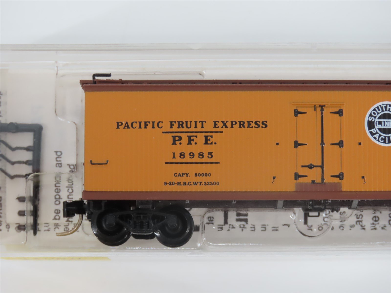 N Scale Micro-Trains MTL 47060 PFE Pacific Fruit Express 40' Reefer #18985