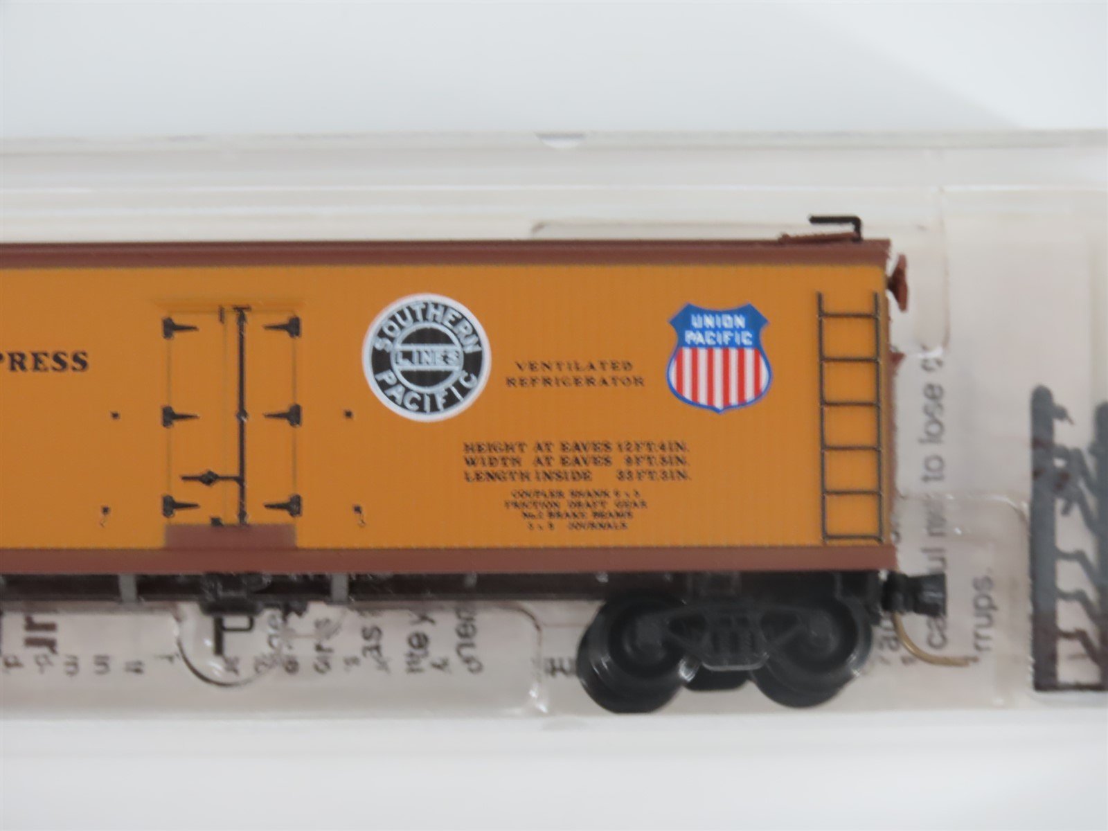 N Scale Micro-Trains MTL 47060 PFE Pacific Fruit Express 40' Reefer #18985