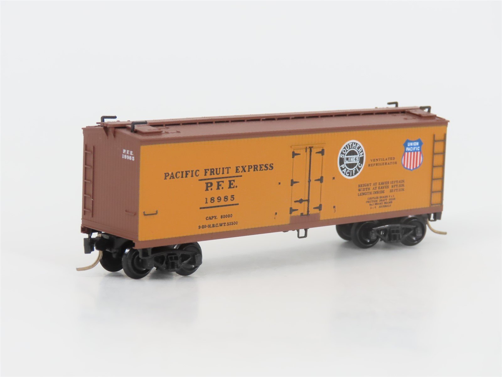 N Scale Micro-Trains MTL 47060 PFE Pacific Fruit Express 40' Reefer #18985