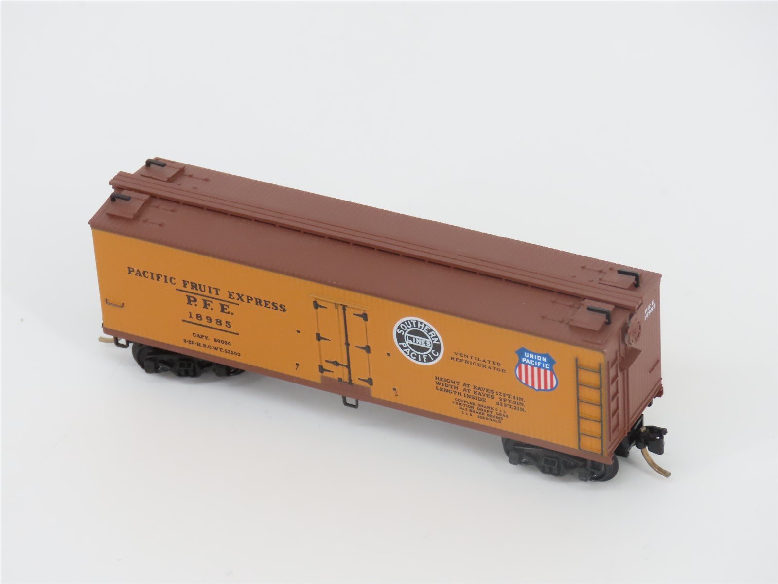 N Scale Micro-Trains MTL 47060 PFE Pacific Fruit Express 40' Reefer #18985