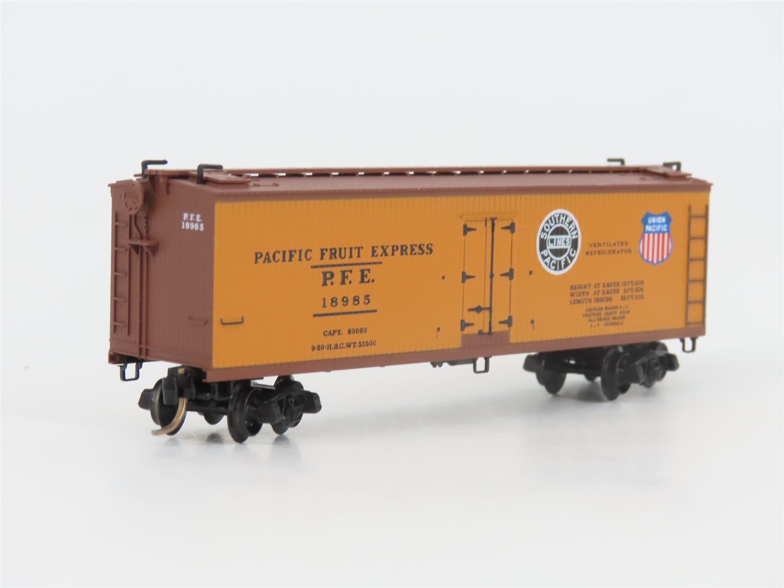 N Scale Micro-Trains MTL 47060 PFE Pacific Fruit Express 40' Reefer #18985
