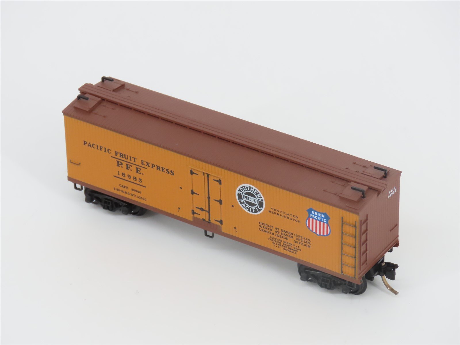 N Scale Micro-Trains MTL 47060 PFE Pacific Fruit Express 40' Reefer #18985