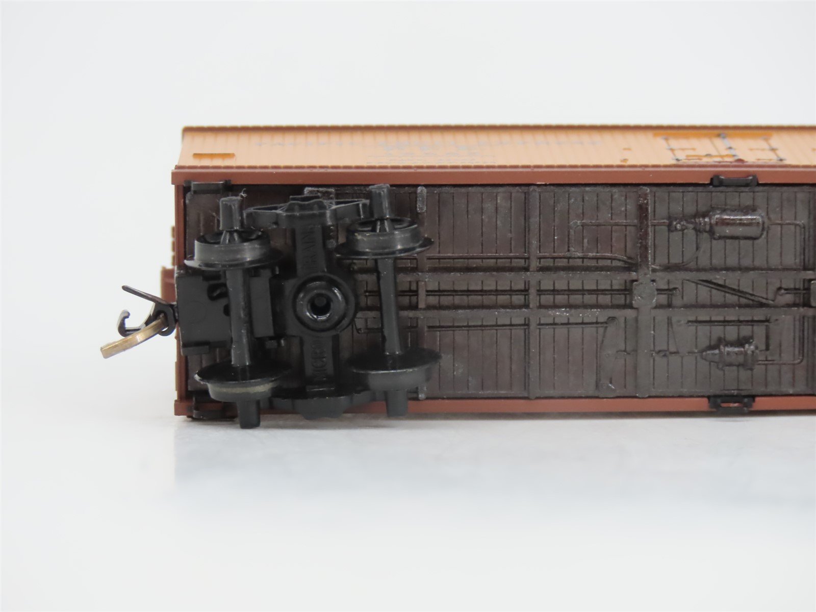 N Scale Micro-Trains MTL 47060 PFE Pacific Fruit Express 40' Reefer #18985