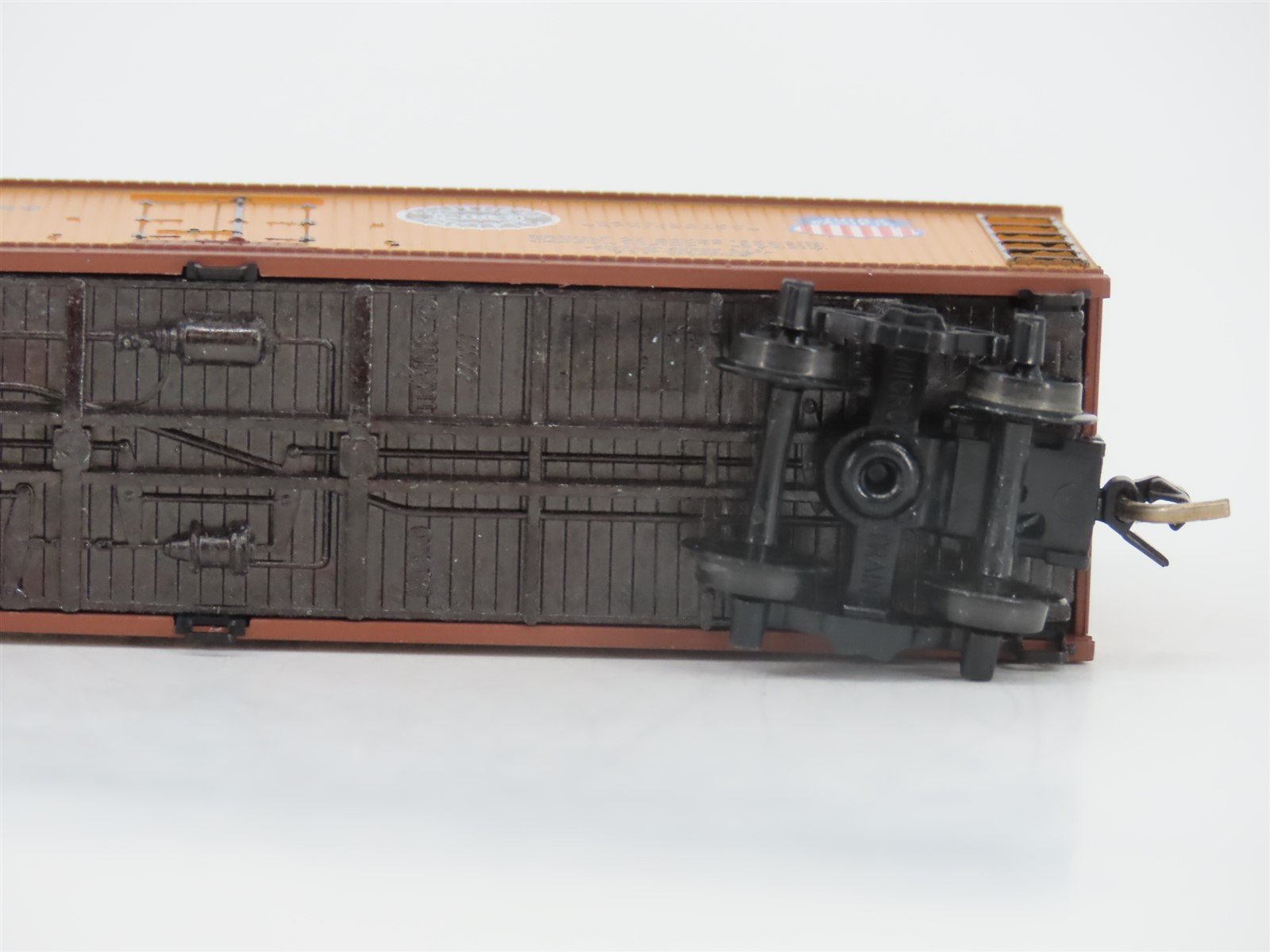 N Scale Micro-Trains MTL 47060 PFE Pacific Fruit Express 40' Reefer #18985
