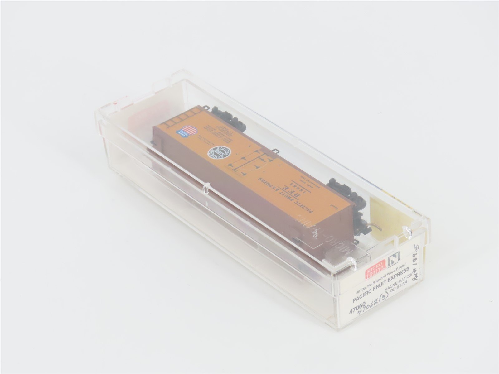 N Scale Micro-Trains MTL 47060 PFE Pacific Fruit Express 40' Reefer #18985