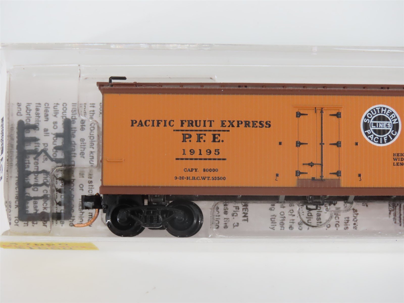 N Scale Micro-Trains MTL 47060 SP UP PFE Pacific Fruit Express 40' Reefer #19195