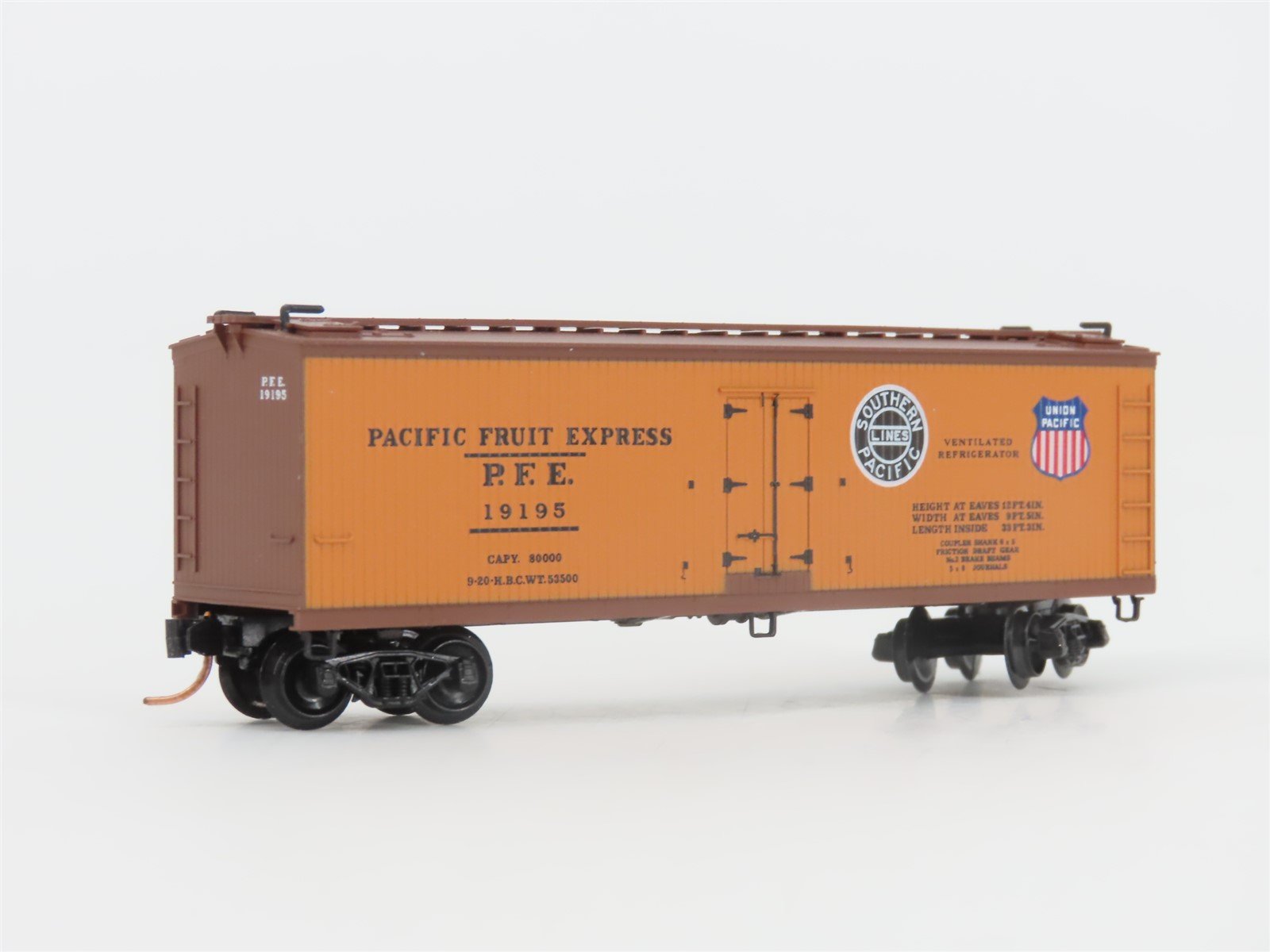 N Scale Micro-Trains MTL 47060 SP UP PFE Pacific Fruit Express 40' Reefer #19195