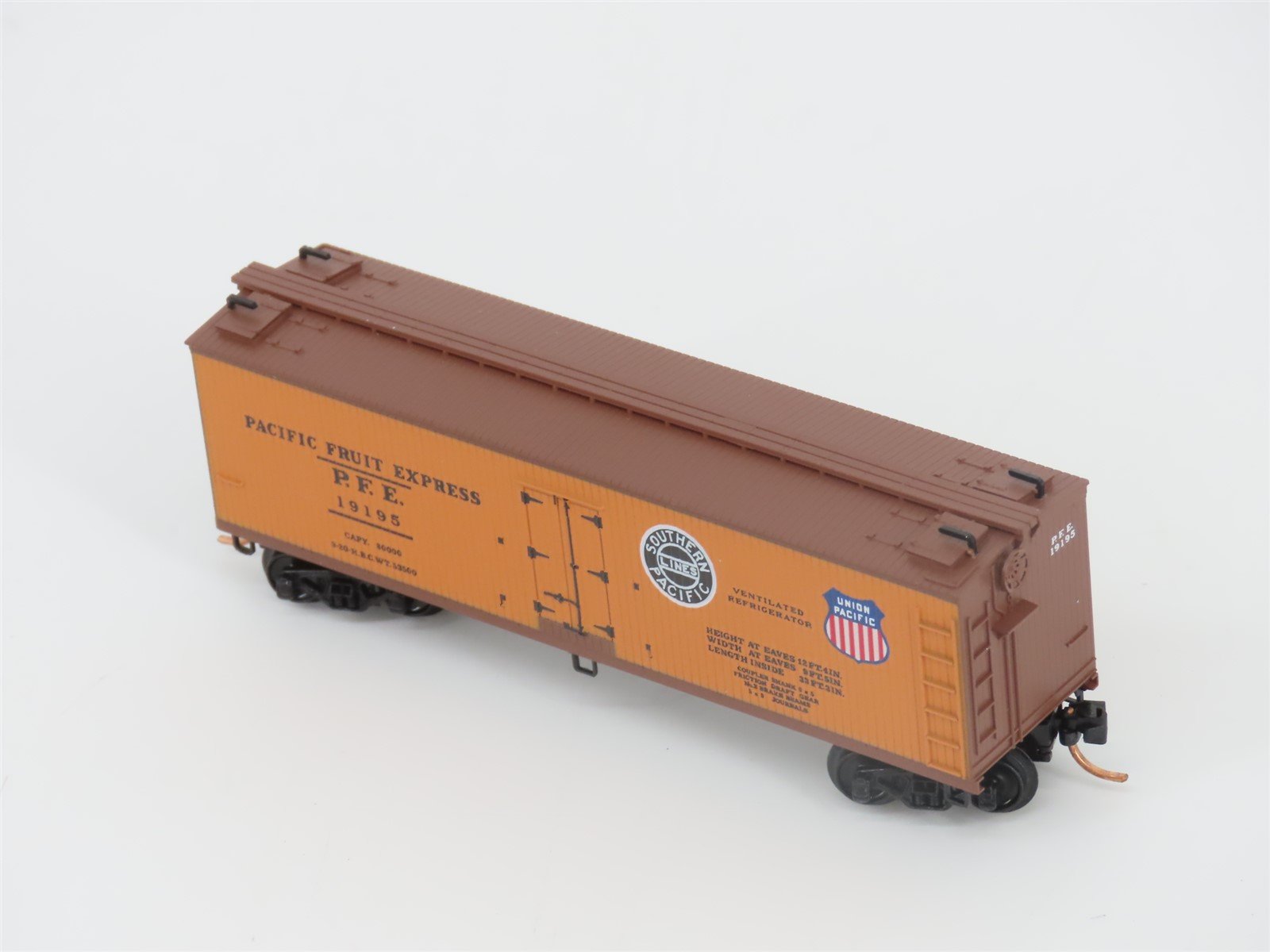 N Scale Micro-Trains MTL 47060 SP UP PFE Pacific Fruit Express 40' Reefer #19195