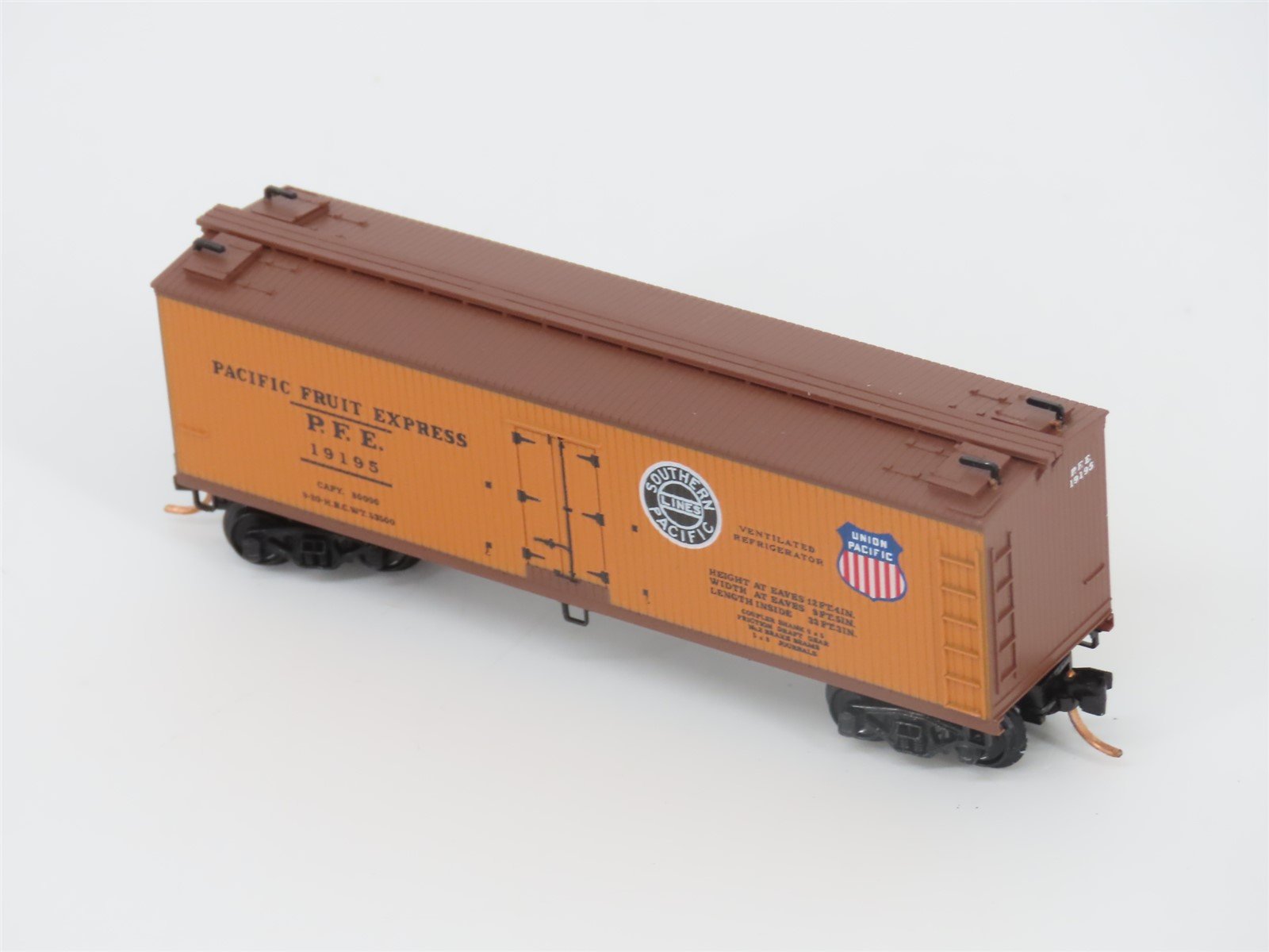 N Scale Micro-Trains MTL 47060 SP UP PFE Pacific Fruit Express 40' Reefer #19195
