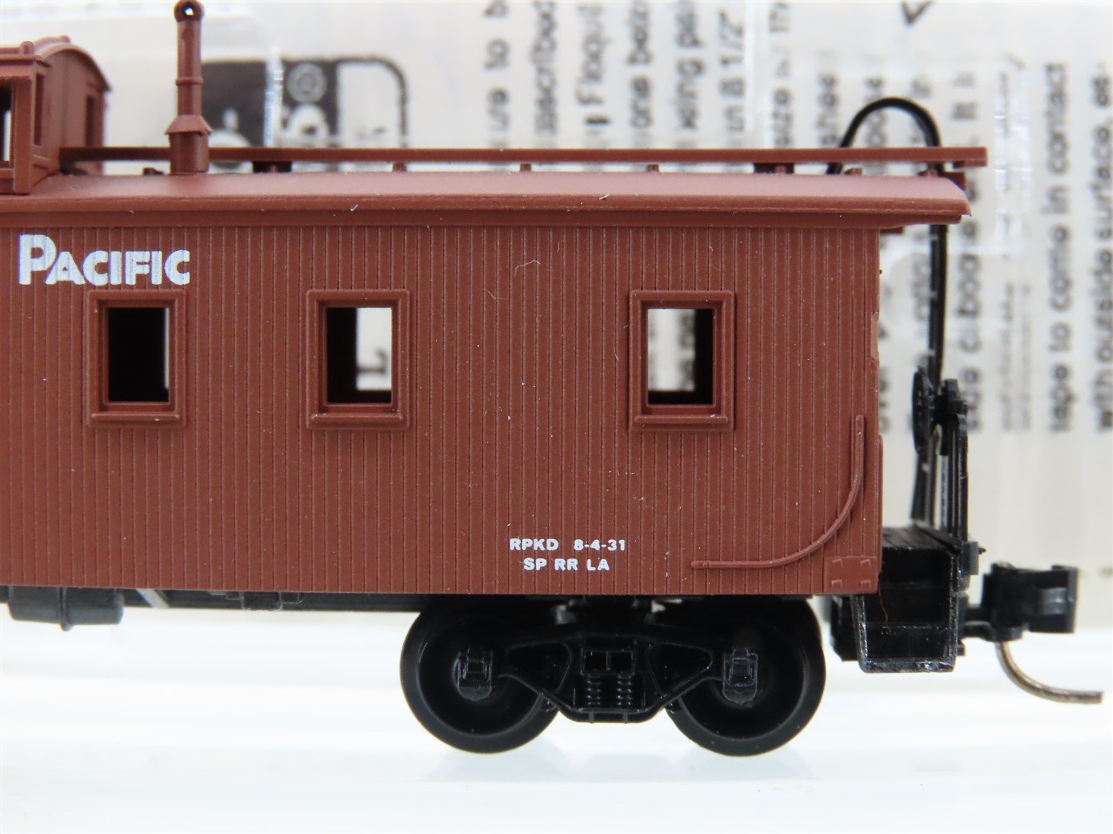 N Micro-Trains MTL 51150 SP Southern Pacific 34' Offset Cupola Wood Caboose #601
