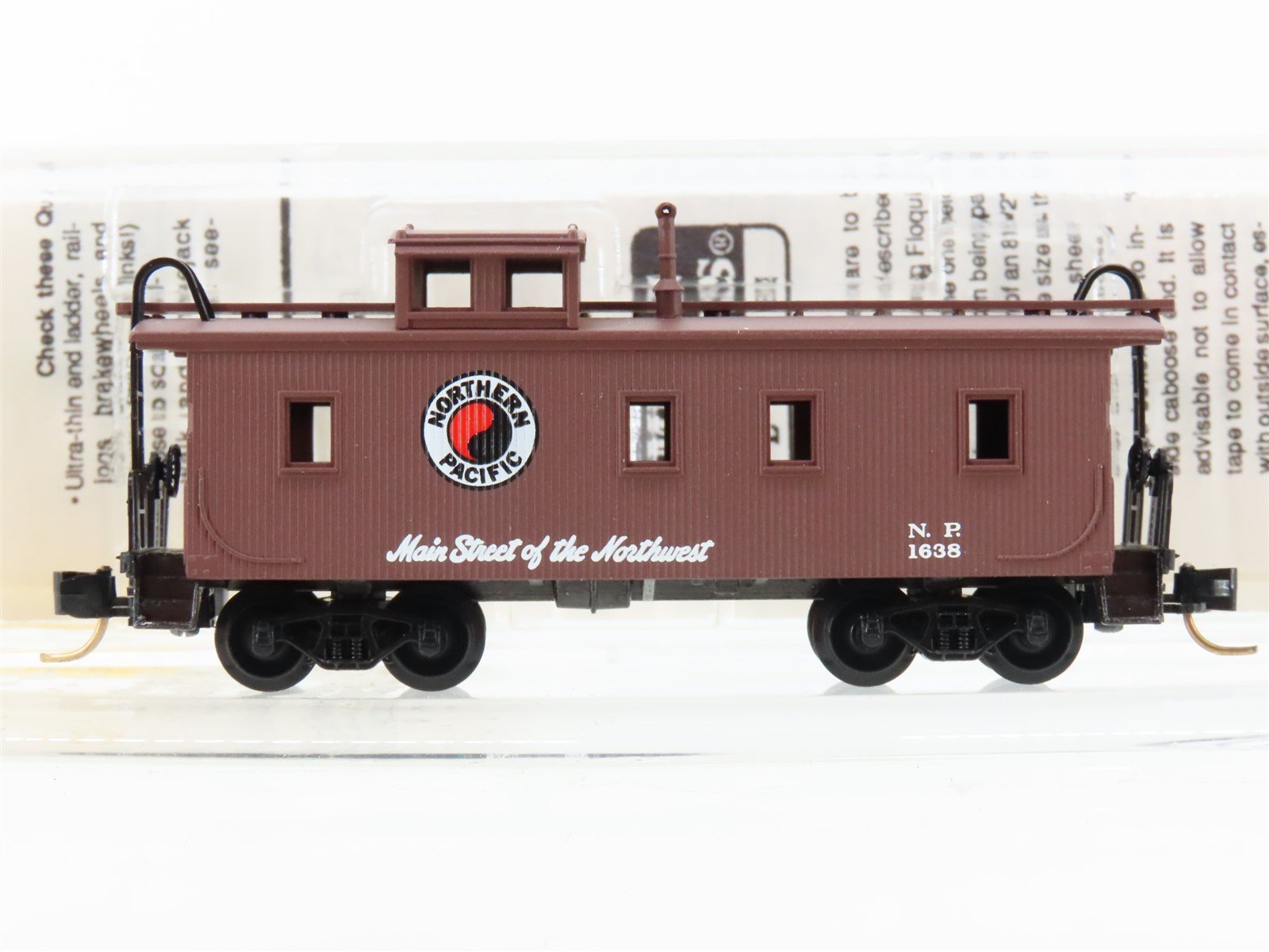 N Micro-Trains MTL 51050 NP Northern Pacific Offset Cupola Wood Caboose #1638