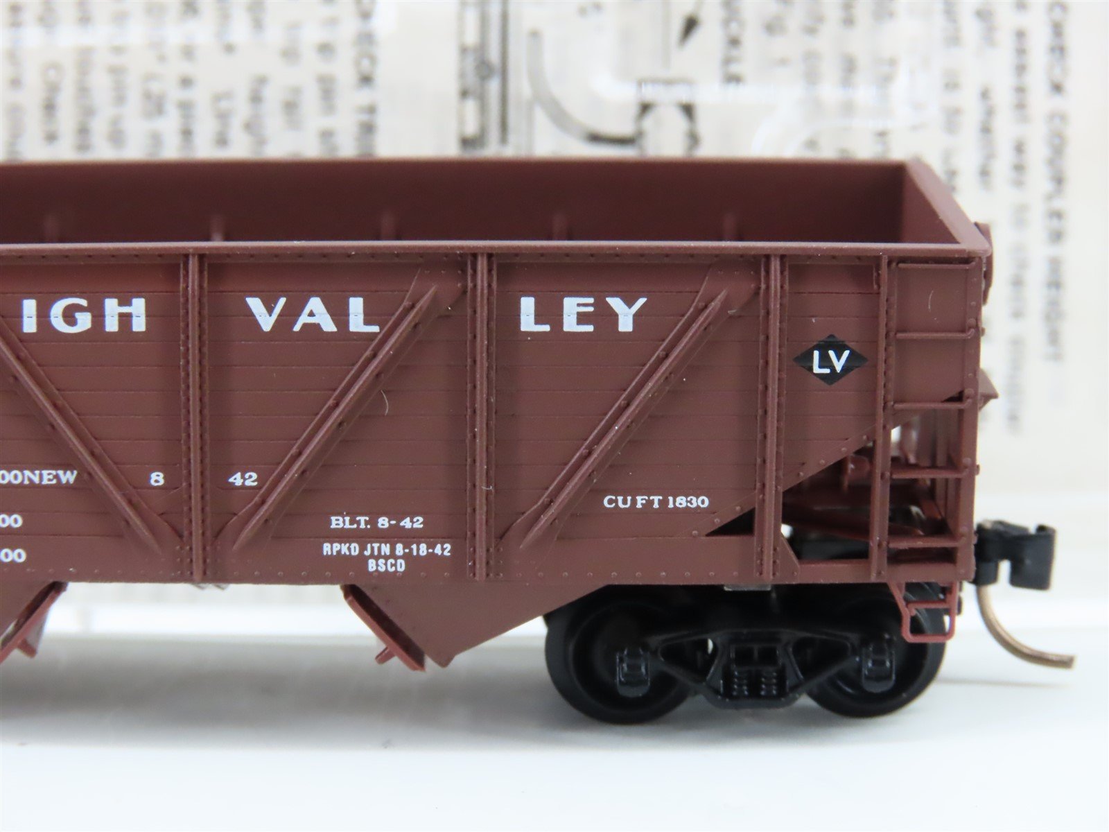 N Micro-Trains MTL 57030 LV Lehigh Valley 33' 2-Bay Composite Side Hopper #14231