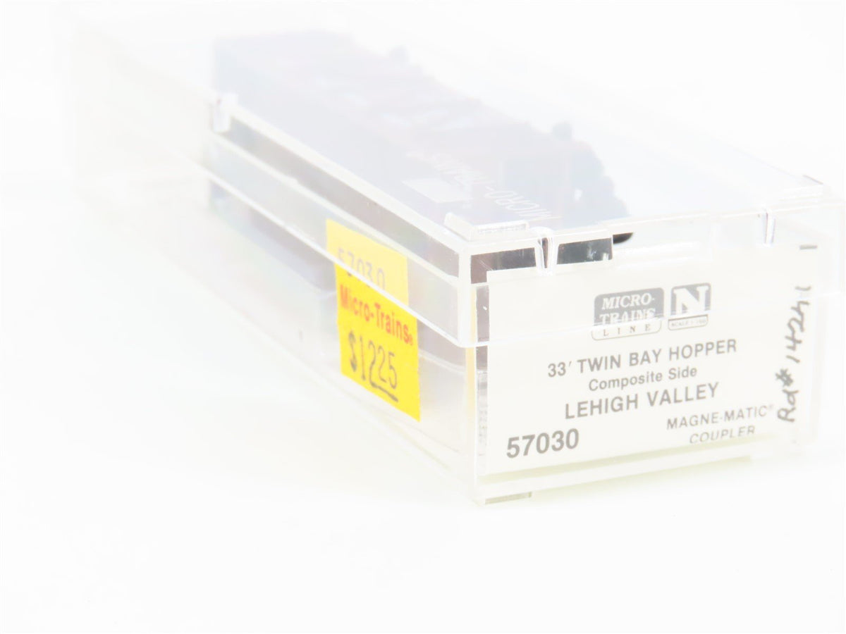 N Micro-Trains MTL 57030 LV Lehigh Valley 33&#39; 2-Bay Composite Side Hopper #14231