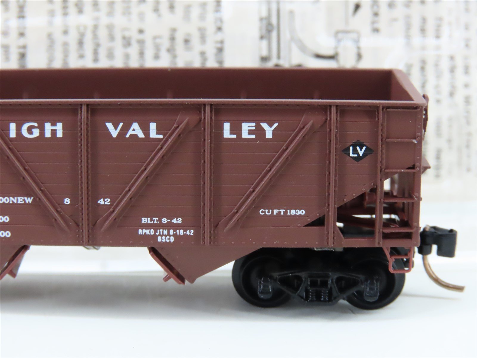 N Micro-Trains MTL 57030 LV Lehigh Valley 33' 2-Bay Composite Side Hopper #14154