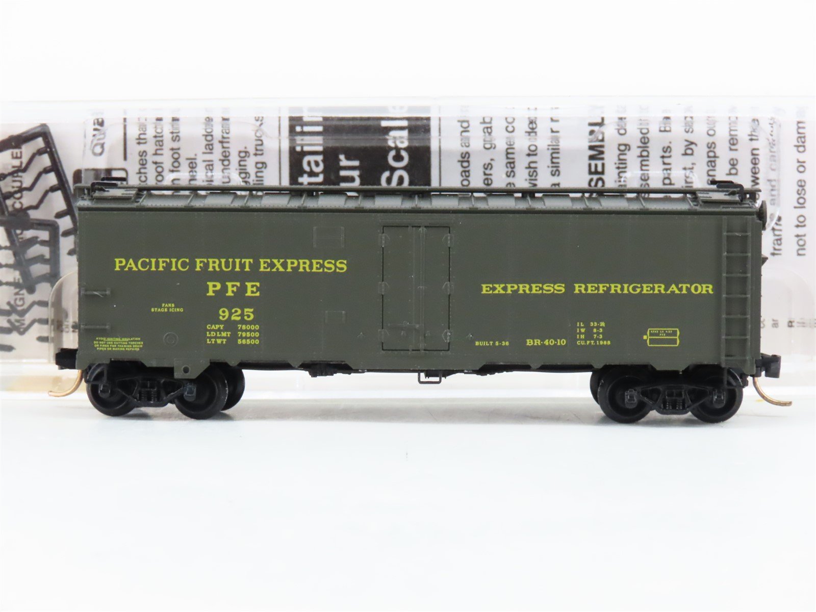 N Micro-Trains MTL 59510 PFE Pacific Fruit Express 40' Steel Ice Reefer #925