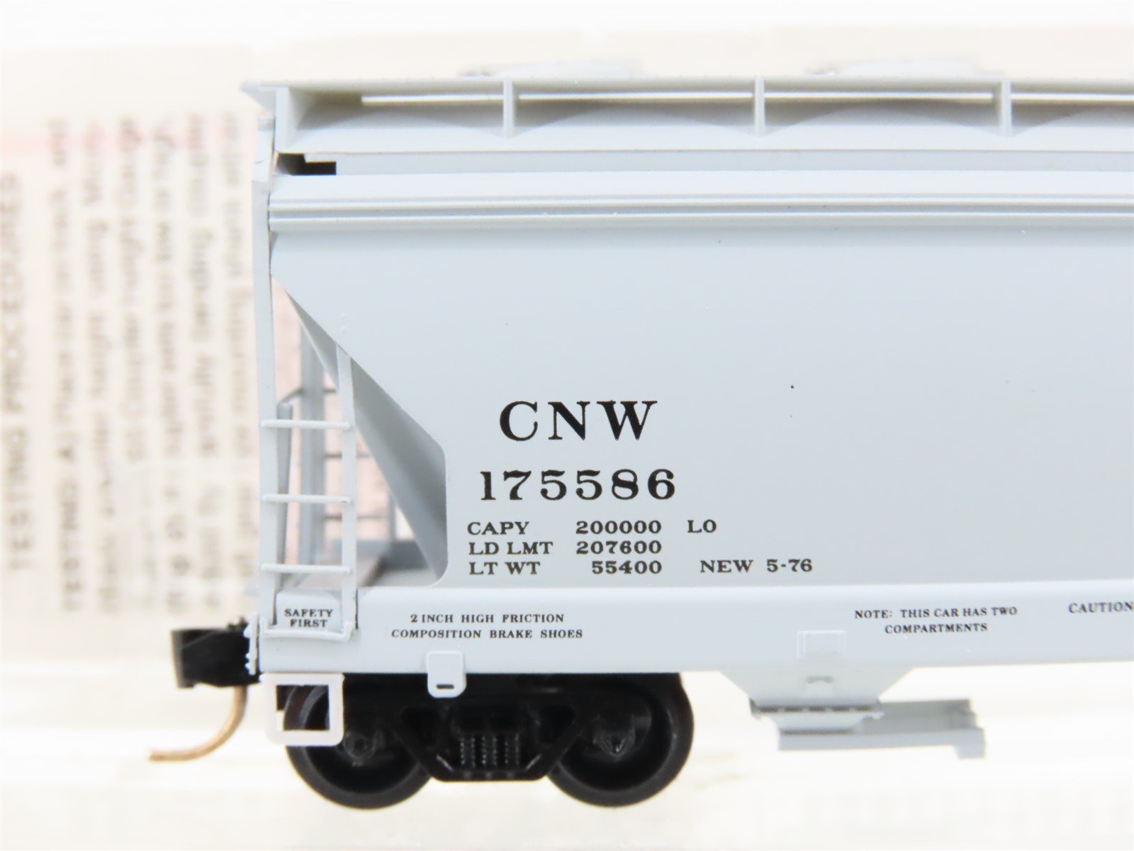 N Micro-Trains MTL 92090 CNW Chicago & North Western 2-Bay Covered Hopper 175586