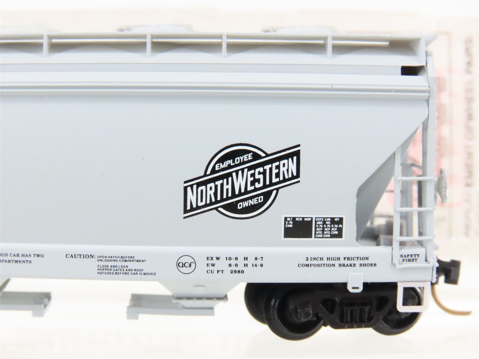 N Micro-Trains MTL 92090 CNW Chicago & North Western 2-Bay Covered Hopper 175586