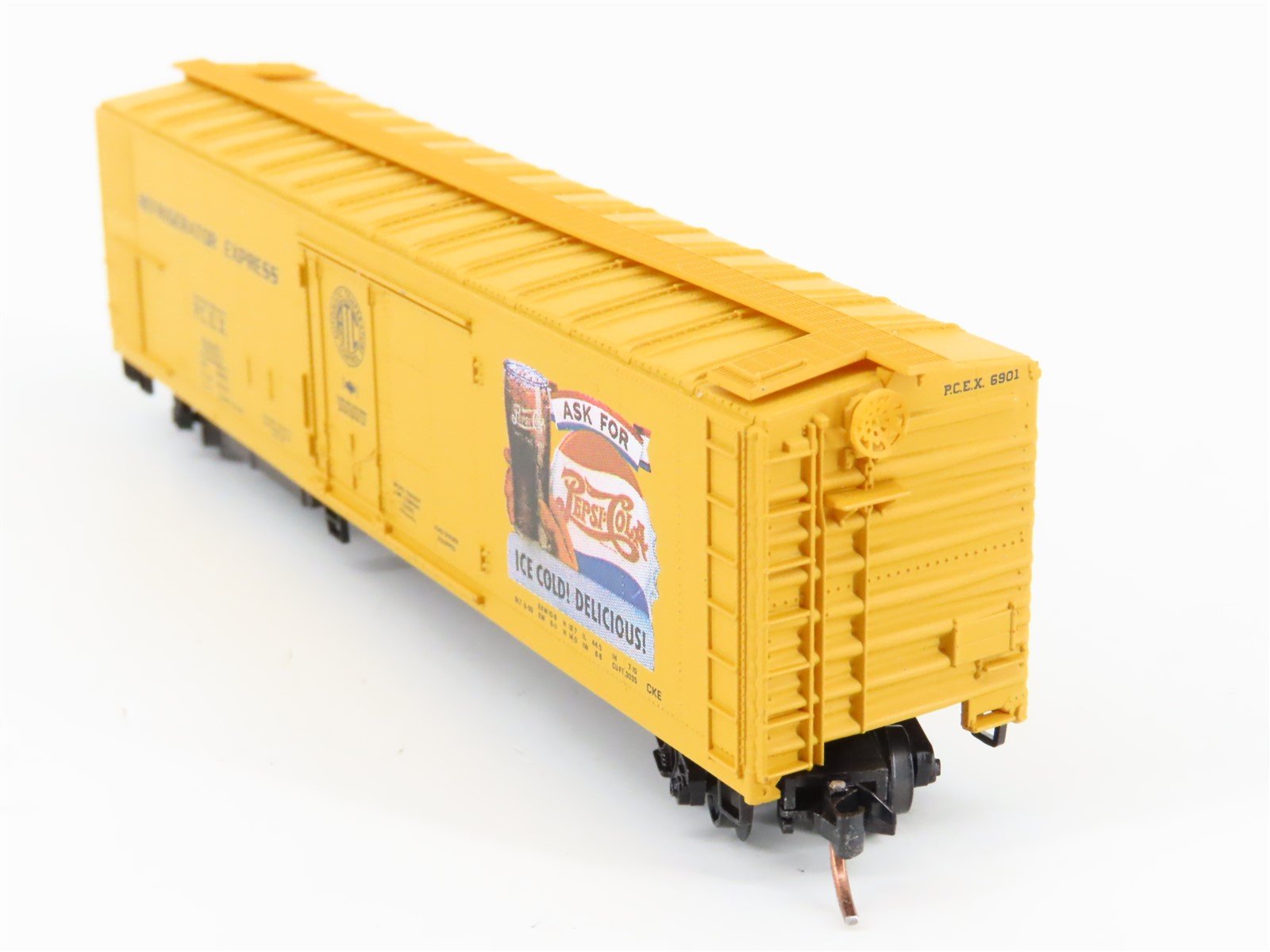 N Micro-Trains MTL 69090 PCEX Refrigerator Express Pepsi-Cola Reefer #6901