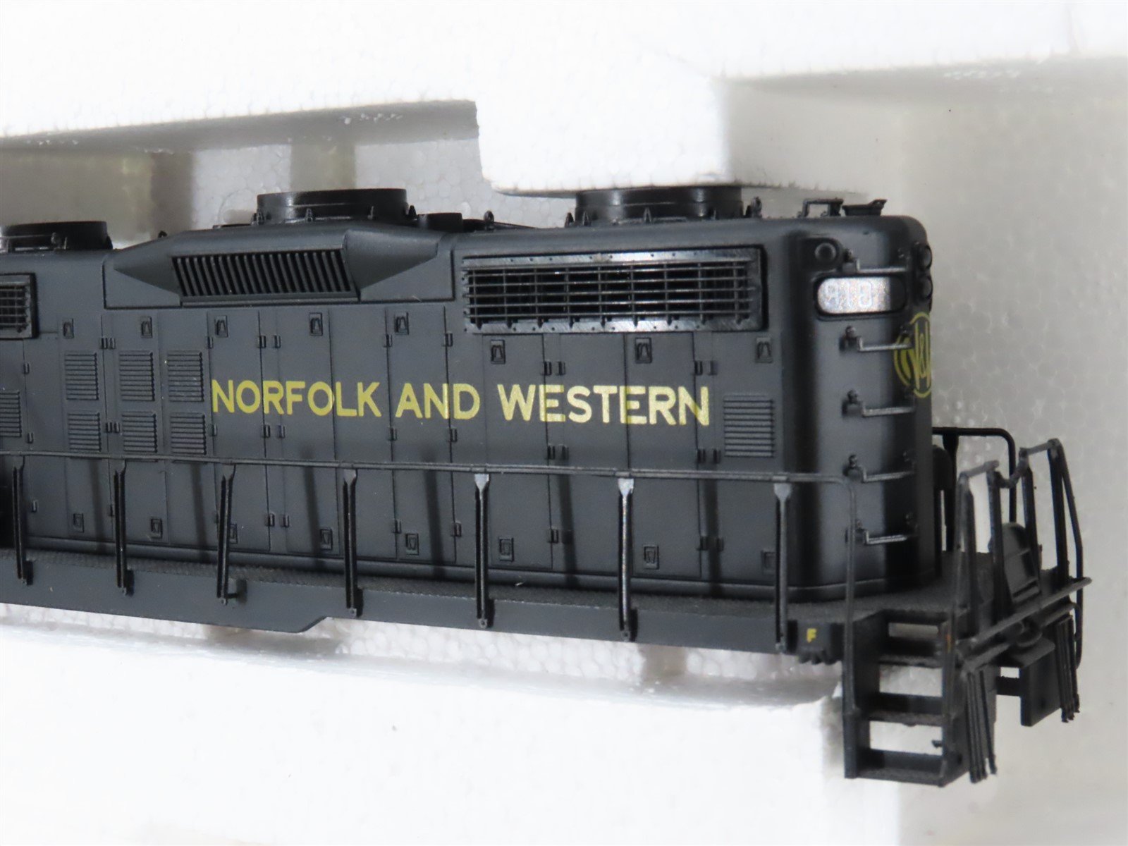 HO Scale Proto 2000 8147 N&W Norfolk & Western EMD GP18 High-Nose Diesel #918