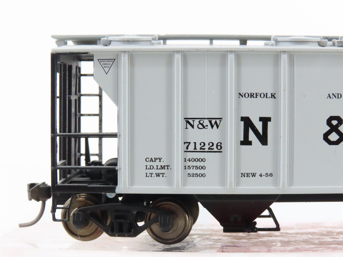 HO Scale Atlas 1818 N&amp;W Norfolk &amp; Western 2-Bay Covered Hopper #71226