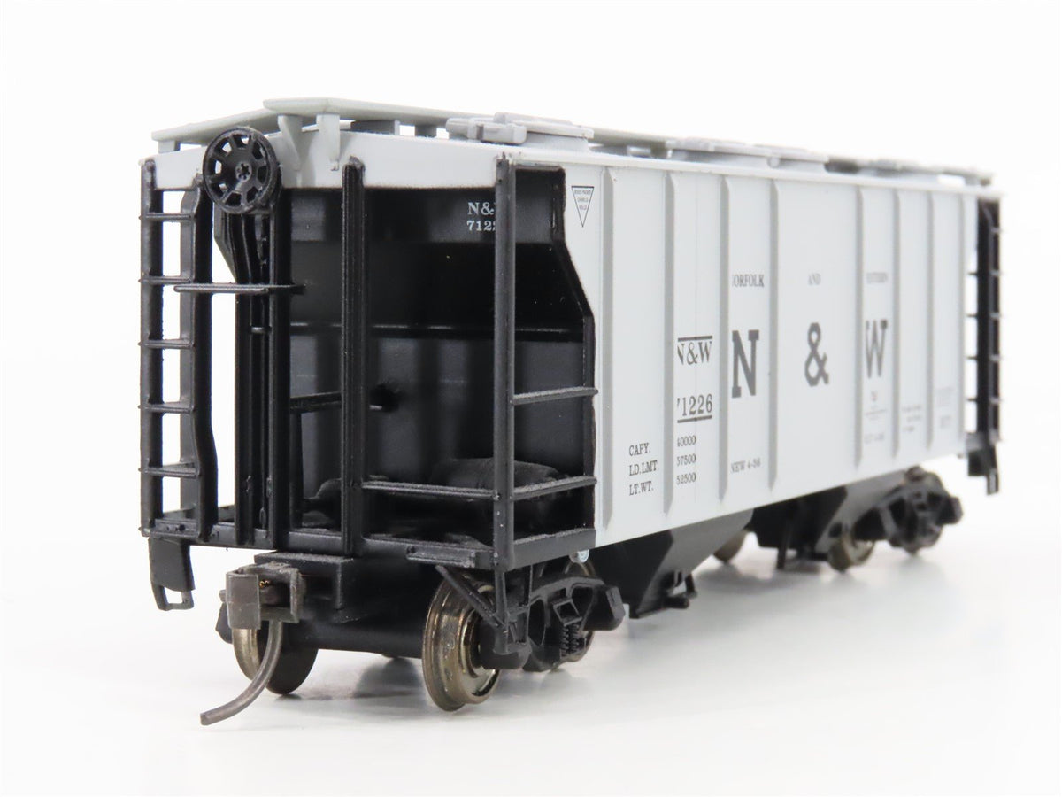 HO Scale Atlas 1818 N&amp;W Norfolk &amp; Western 2-Bay Covered Hopper #71226