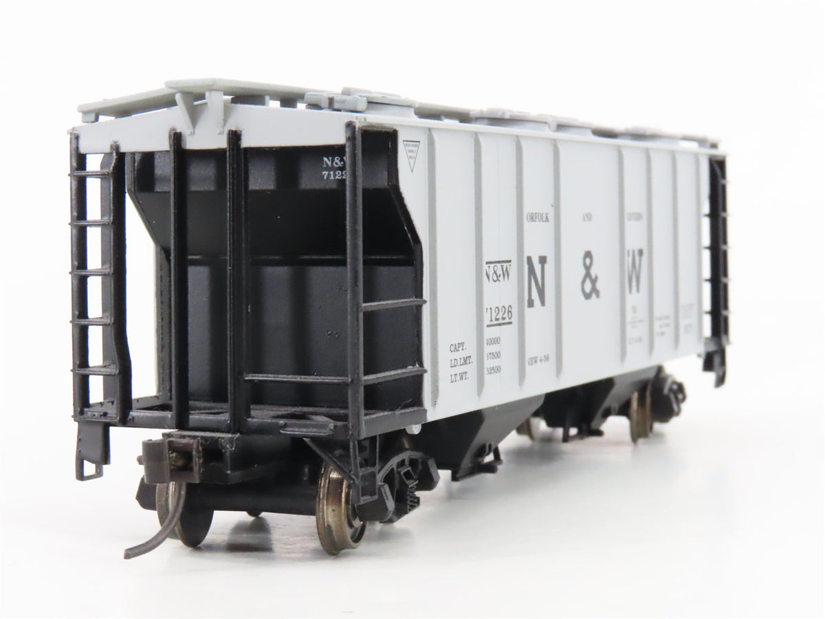 HO Scale Atlas 1818 N&amp;W Norfolk &amp; Western 2-Bay Covered Hopper #71226