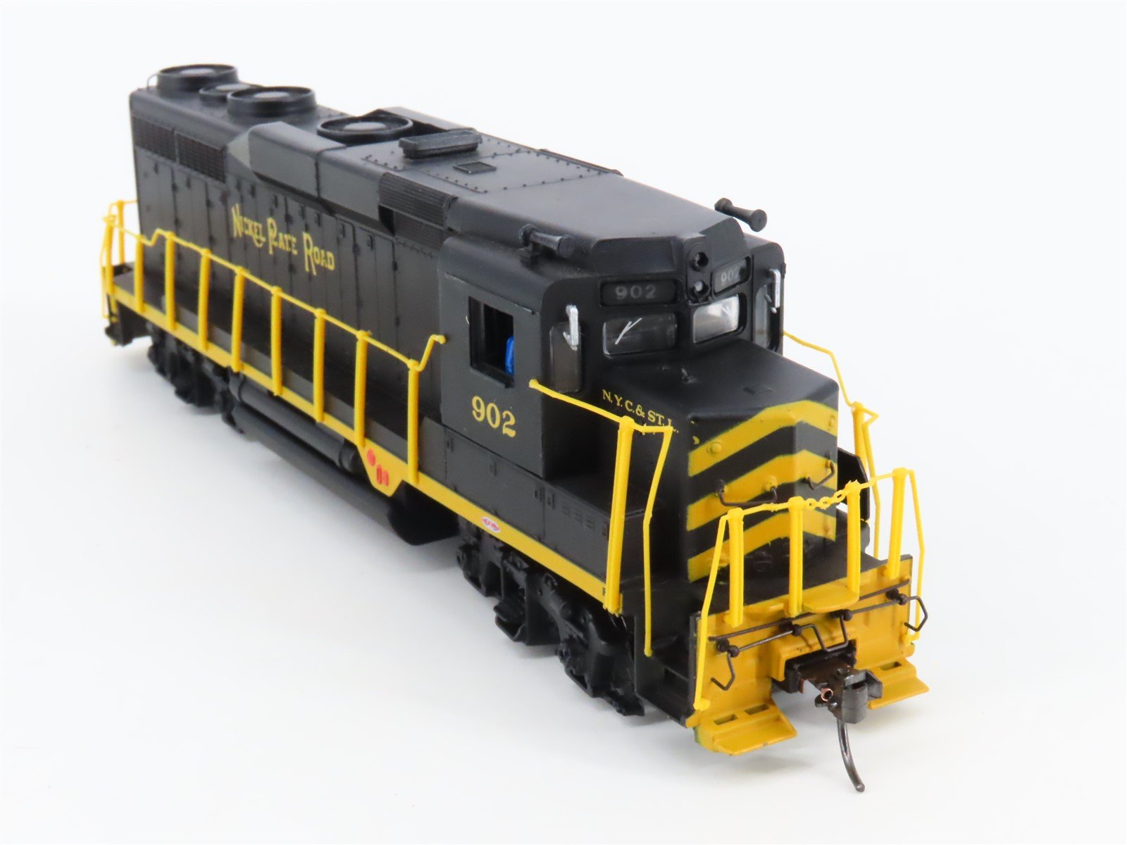 HO Scale Bachmann Spectrum 82016 NKP Nickel Plate Road EMD GP30 Diesel #902