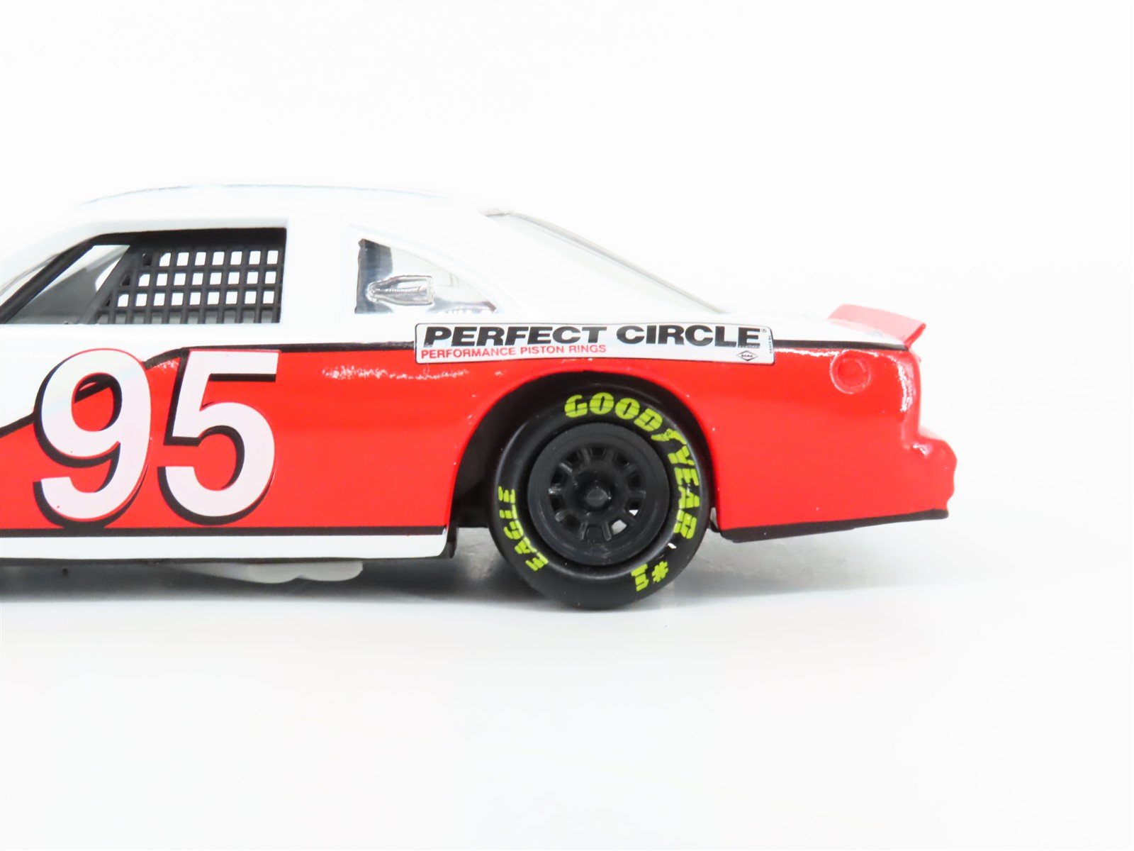 1:24 Scale Revell Die-Cast Dana Perfect Circle 1995 Ford Thunderbird