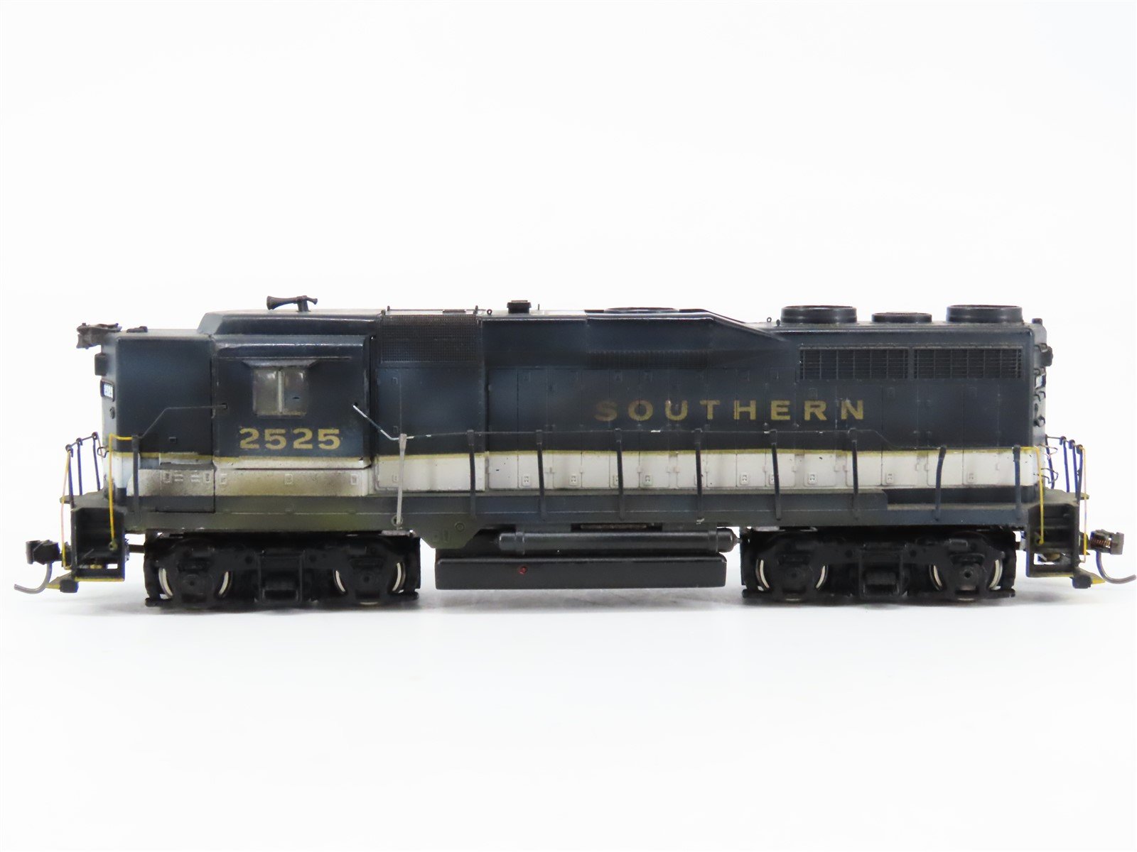 HO Bachmann Spectrum SOU Southern EMD GP30 Diesel #2525 - Custom & Weathered