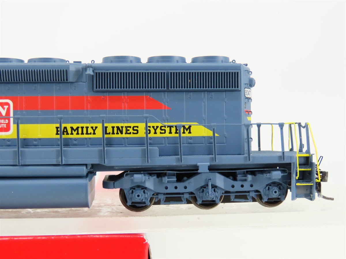 HO InterMountain 49328-02 SCL/L&amp;N Family Lines SD40-2 Diesel #8047 w/ DCC