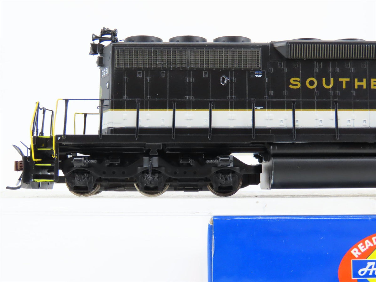 HO Scale Athearn 95184 SOU Southern EMD SD40-2 Diesel #3251R - DCC Ready
