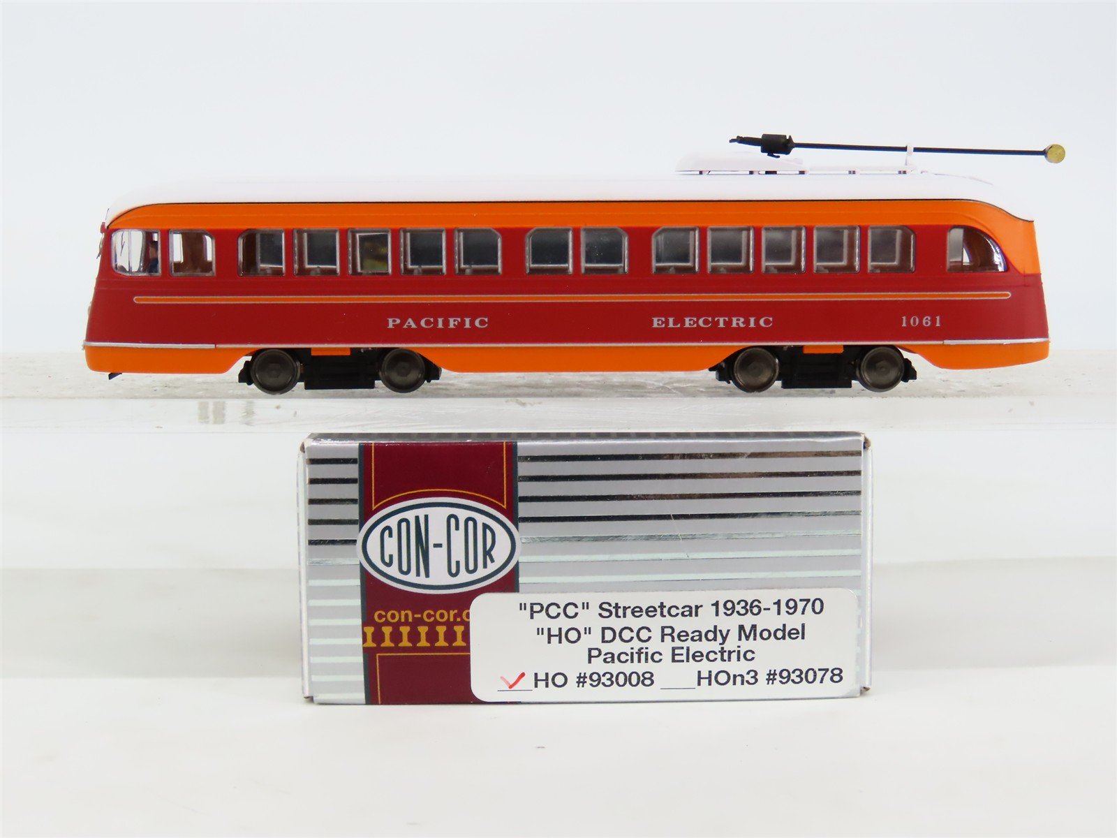 HO Scale Con-Cor 93008 PE Pacific Electric PCC Streetcar #1061 - DCC Ready