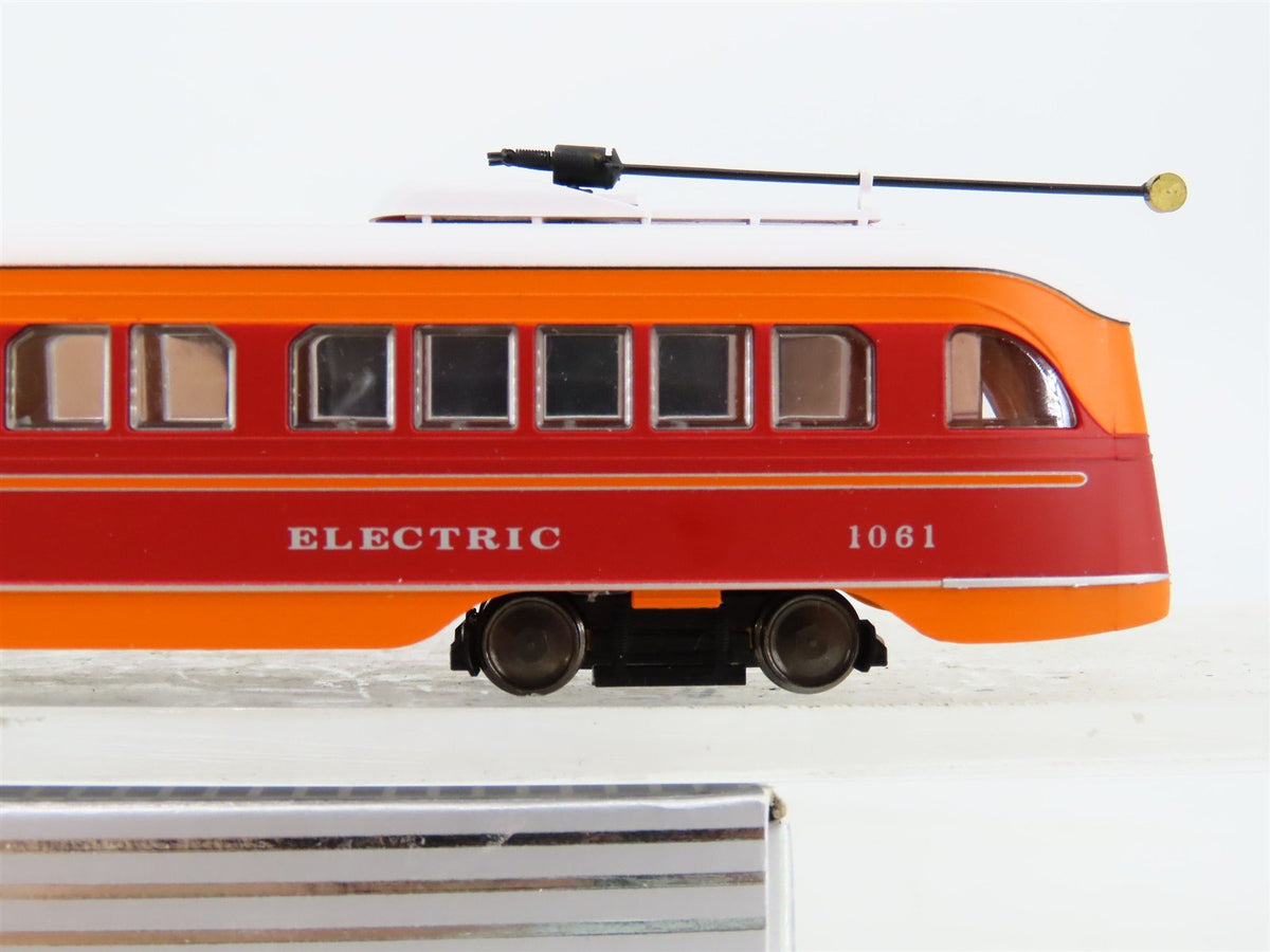 HO Scale Con-Cor 93008 PE Pacific Electric PCC Streetcar #1061 - DCC Ready