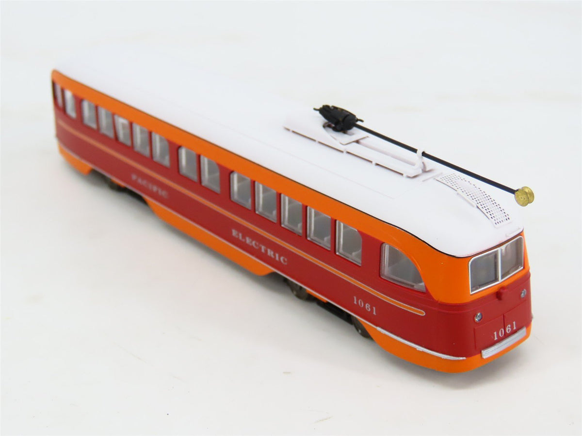HO Scale Con-Cor 93008 PE Pacific Electric PCC Streetcar #1061 - DCC Ready