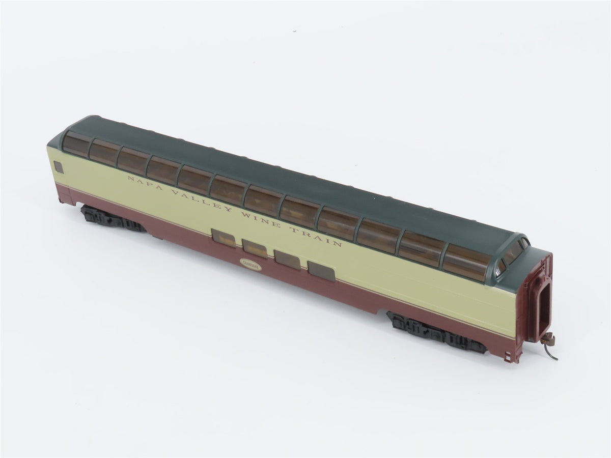 HO Bachmann Silver 13034 85&#39; Napa Valley Wine Train Full Dome Passenger