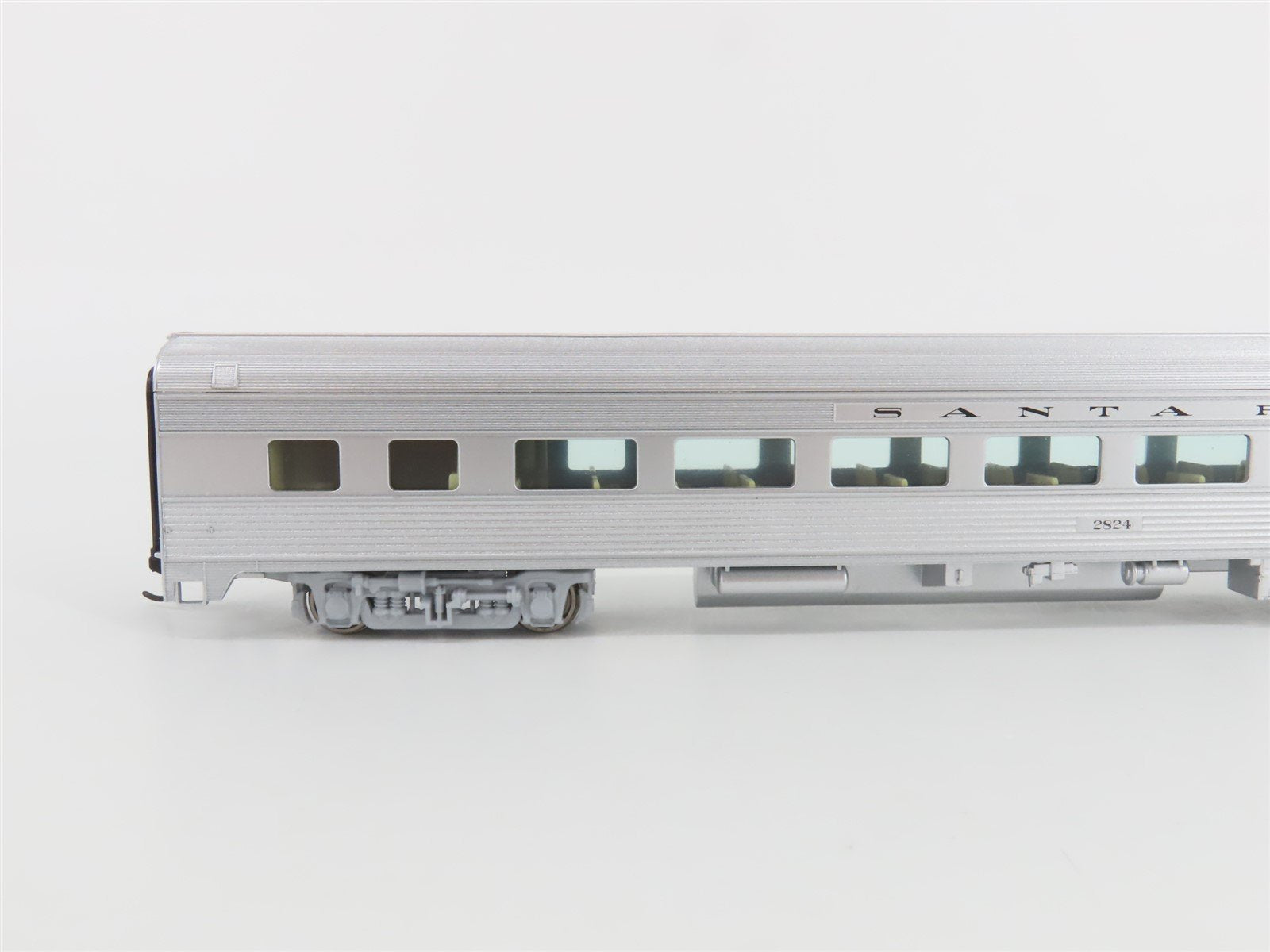 HO Walthers Mainline 910-30002 ATSF Santa Fe 85' Budd Coach Passenger Car #2824