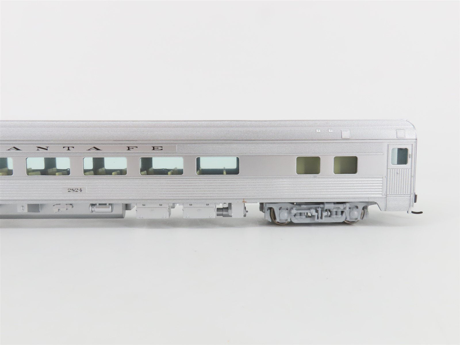 HO Walthers Mainline 910-30002 ATSF Santa Fe 85' Budd Coach Passenger Car #2824