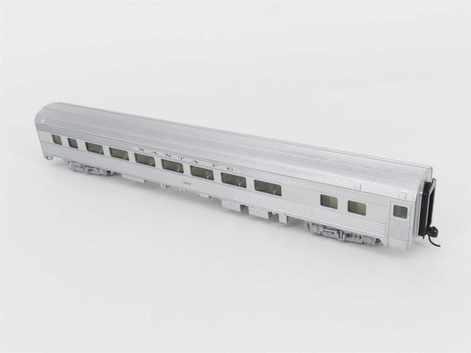 HO Walthers Mainline 910-30002 ATSF Santa Fe 85' Budd Coach Passenger Car #2824