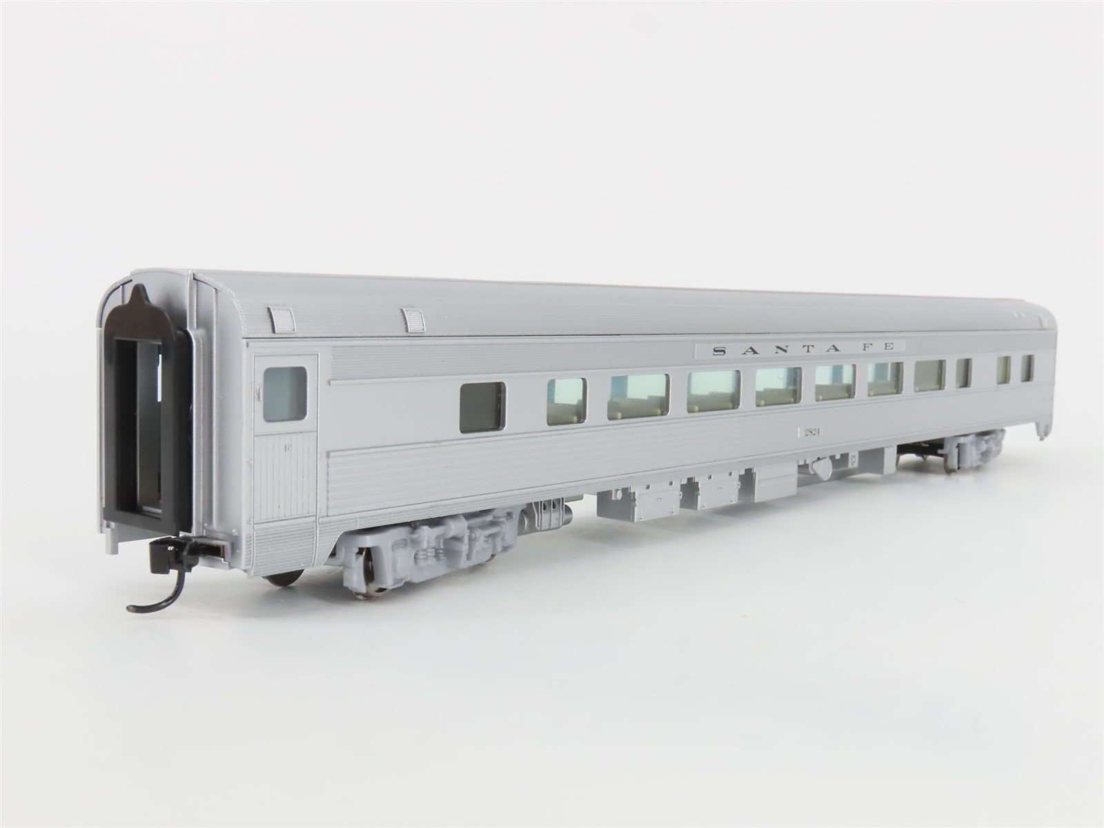 HO Walthers Mainline 910-30002 ATSF Santa Fe 85' Budd Coach Passenger Car #2824