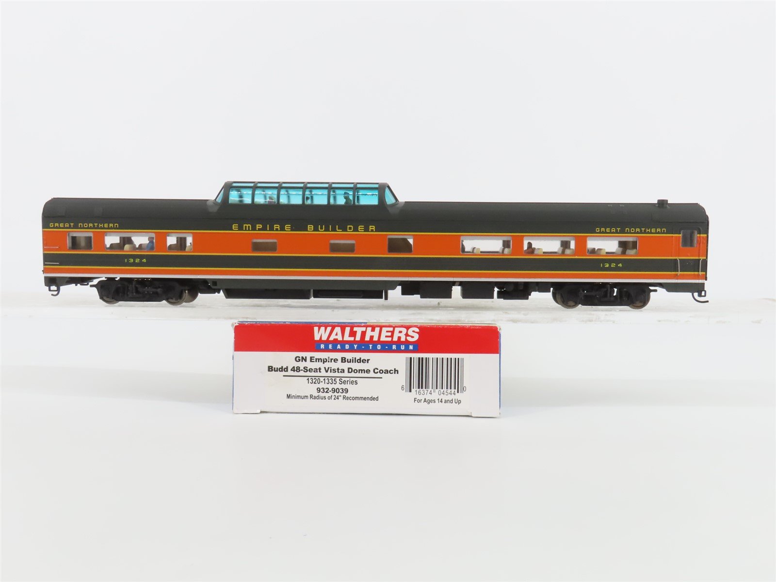 HO Walthers 932-9039 GN Empire Builder Budd 48 Seat Vista Dome Coach Passenger