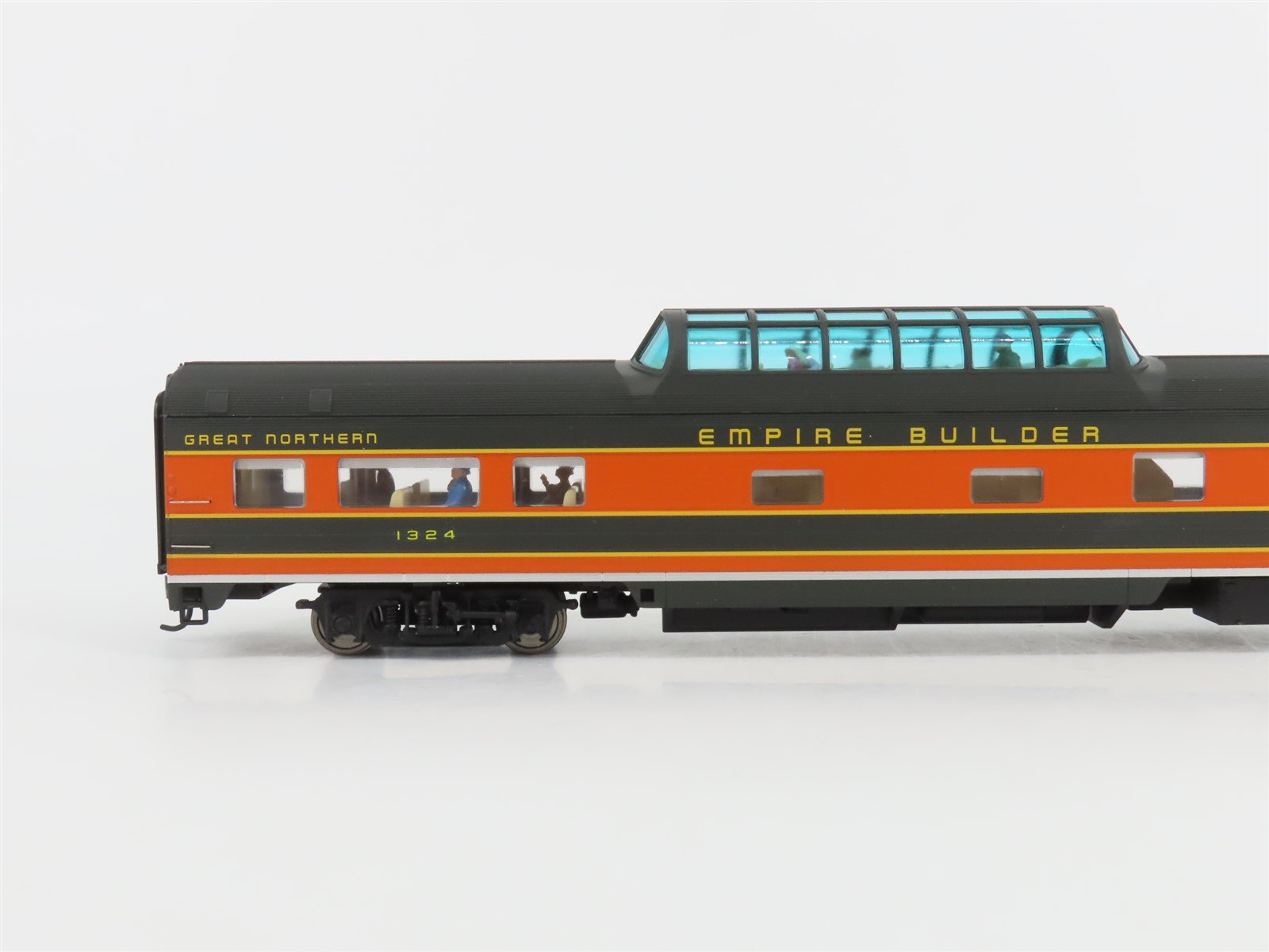 HO Walthers 932-9039 GN Empire Builder Budd 48 Seat Vista Dome Coach Passenger