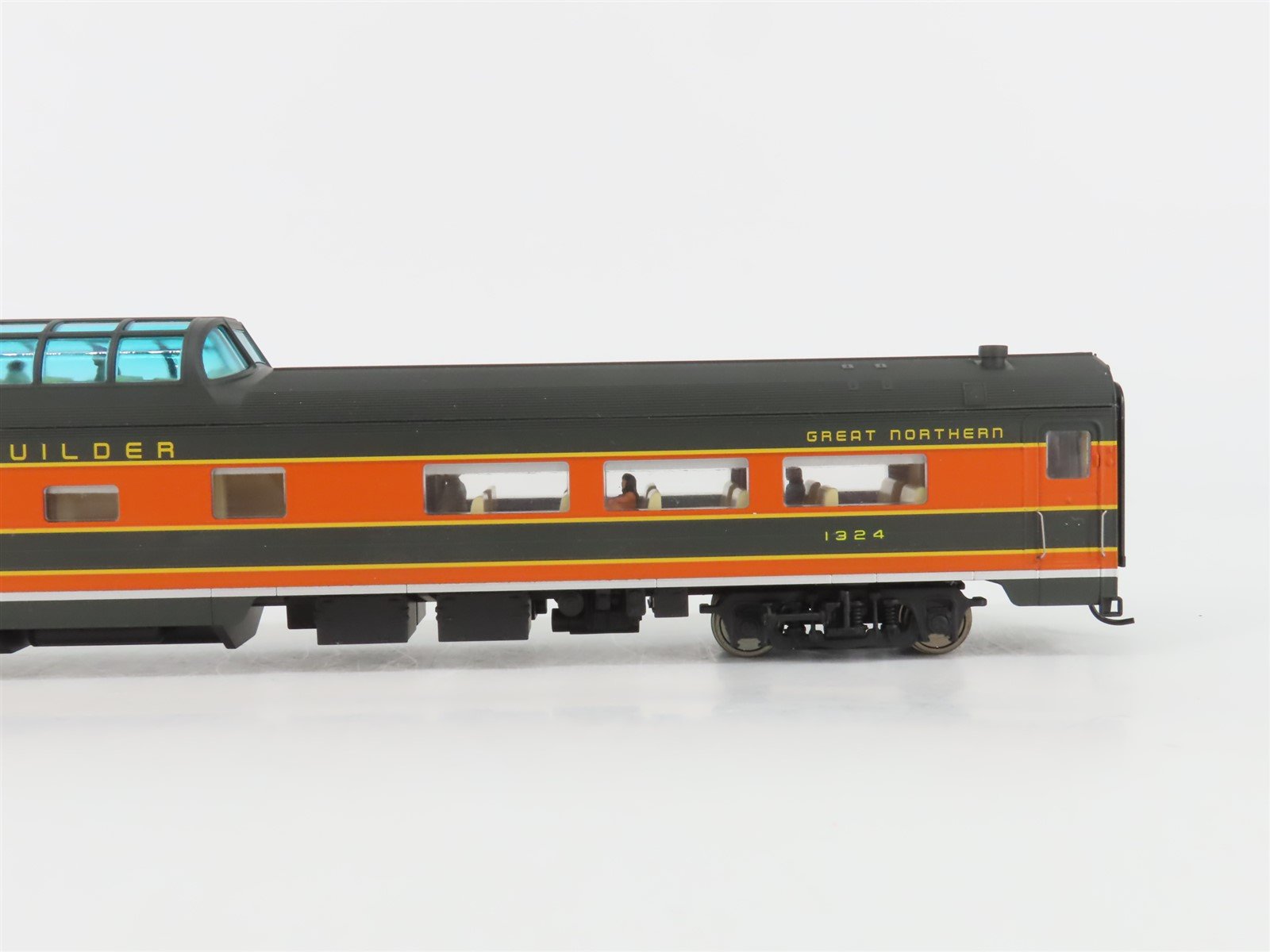 HO Walthers 932-9039 GN Empire Builder Budd 48 Seat Vista Dome Coach Passenger