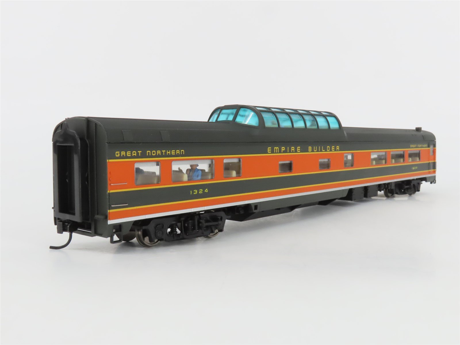 HO Walthers 932-9039 GN Empire Builder Budd 48 Seat Vista Dome Coach Passenger