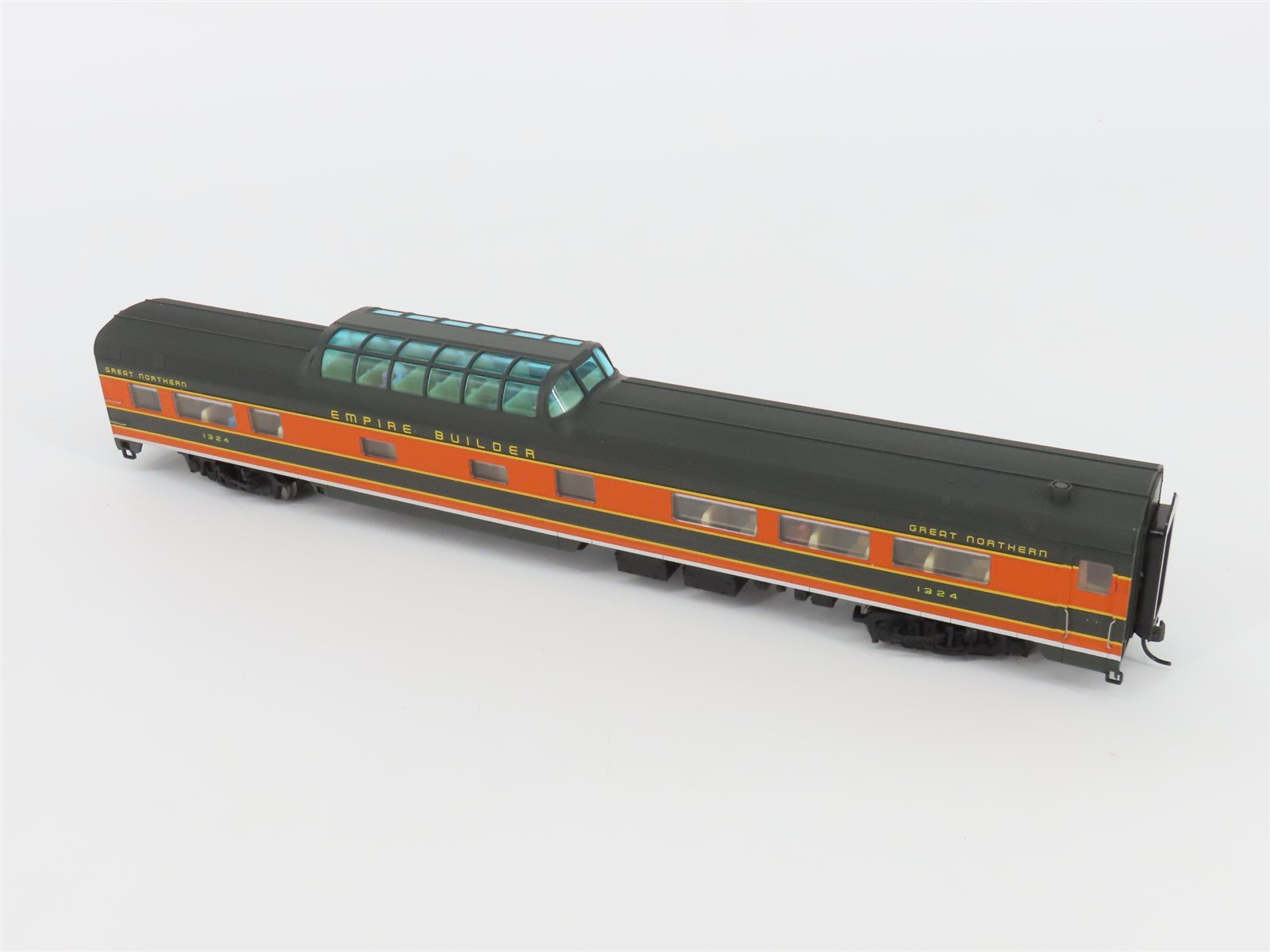 HO Walthers 932-9039 GN Empire Builder Budd 48 Seat Vista Dome Coach Passenger